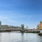 Shield 2 - Great In The Centre Of Apartman
